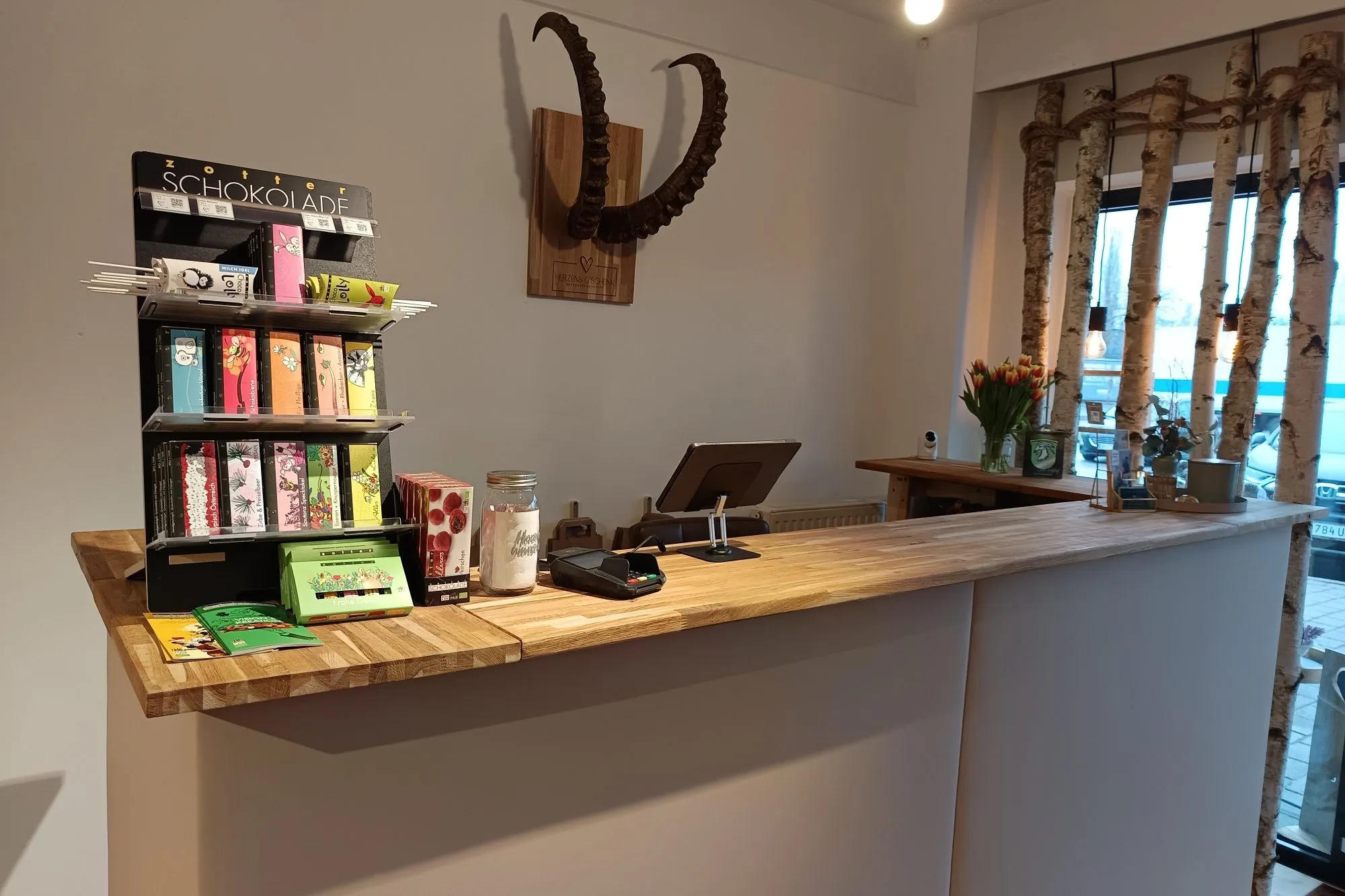 Kassentheke im Geschenkeladen Herzens G'schenk mit Tablet-Kasse und Kartenterminal