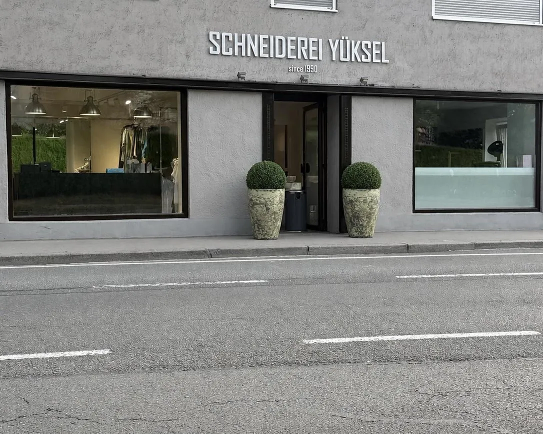 Fassade der Schneiderei Yüksel in Salzburg-Maxglan mit Schriftzug und Schaufenstern