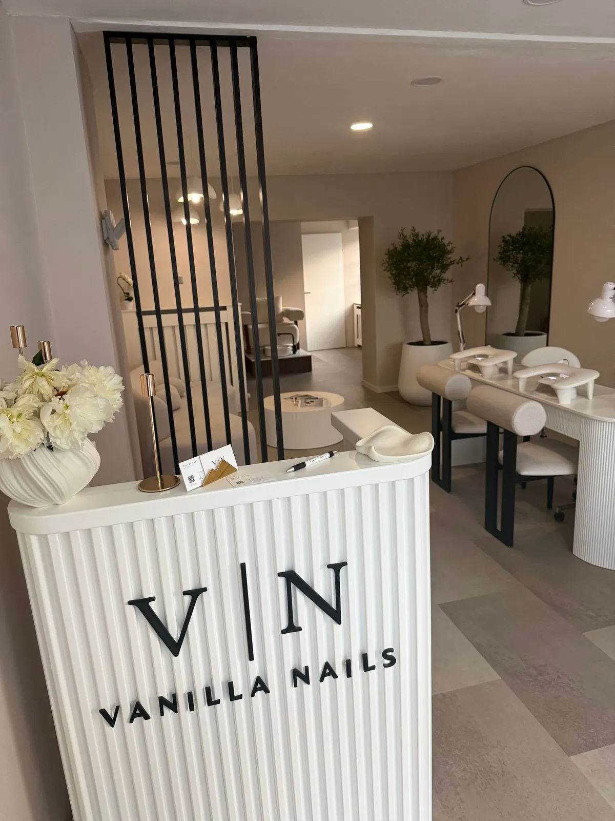 Empfangstresen des Nagelstudios Vanilla Nails in Salzburg mit Logo-Schriftzug